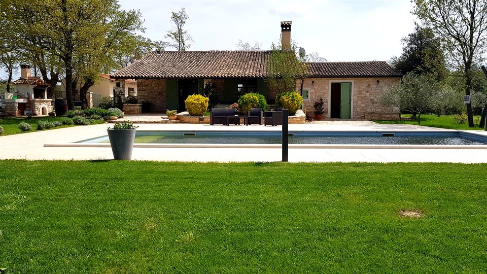 Bale una villa attraente con quattro stelle in stile rurale istriano circondato da una grande proprietà recintata di 32.000 m2.