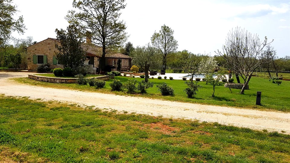 Bale una villa attraente con quattro stelle in stile rurale istriano circondato da una grande proprietà recintata di 32.000 m2.