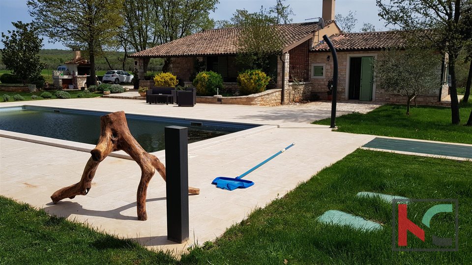 Istrien - Bale, Villa mit Swimmingpool auf einem Grundstück von 30.550 m2