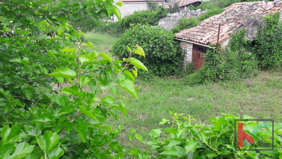 Rovinj, Rovinjsko Selo building plot 1081m2 with old house 33m2