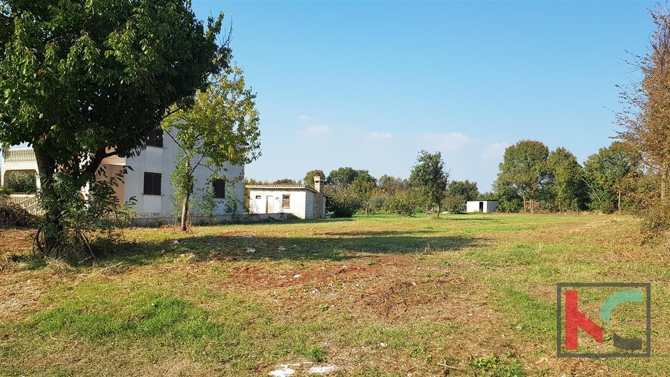 Building land 1200m2, 6.km from the city of Pula and a quiet location