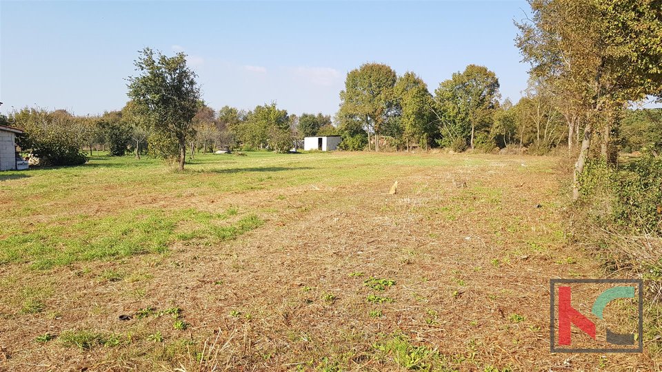 Building land 1200m2, 6.km from the city of Pula and a quiet location