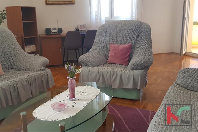 Rovinj, three bedroom apartment on the third floor overlooking the sea and the city