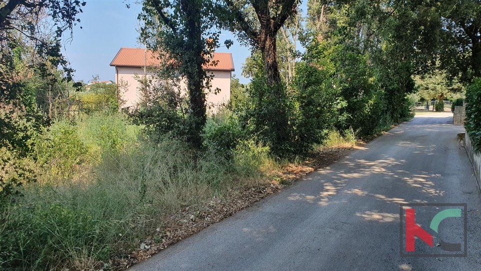 Istra -  Medulin - Banjole, građevinsko zemljište 1646m2 sa infrastrukturom, 150m od mora