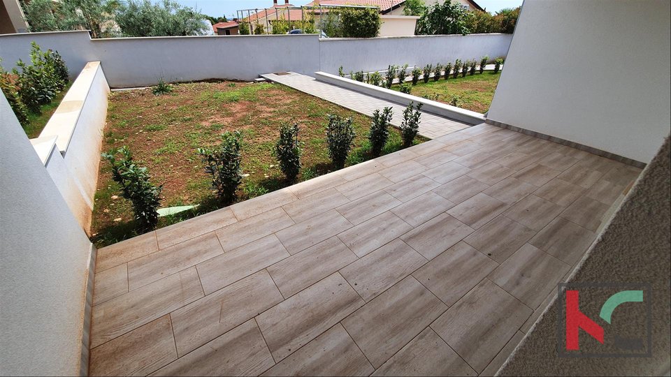 Istrien, Peroj-Barbariga, Zwei-Zimmer-Wohnung 70,38 m2 mit 60 m2 Garten