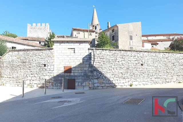Istria, Valle due case da ristrutturare con una superficie totale di 170m2