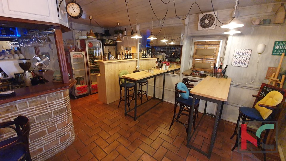 Rovinj - Zentrum, attraktives Café mit zusätzlicher Wohnung und perfekter Lage I 20 m vom Meer entfernt