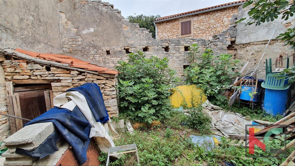 Istria, Šišan, House and ruins on a plot of 201m2