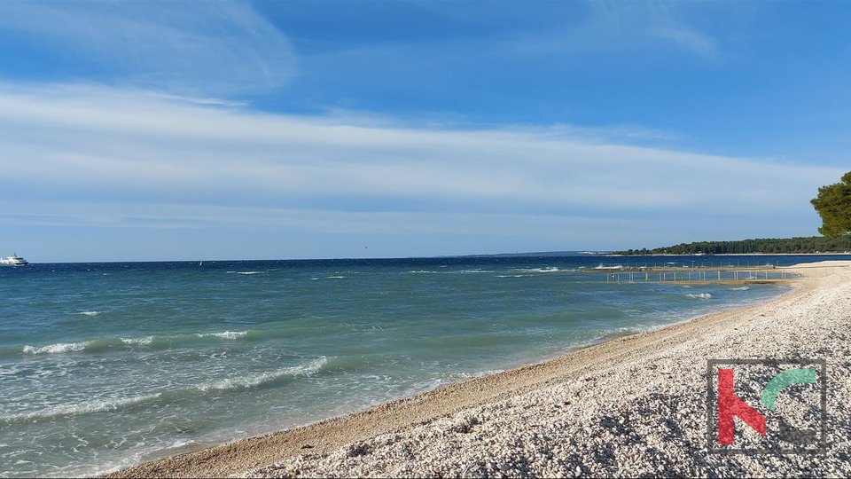 Istra, Fažana stavbno zemljišče 853m2 ob morju s plačljivimi režijemi za šest apartmajev