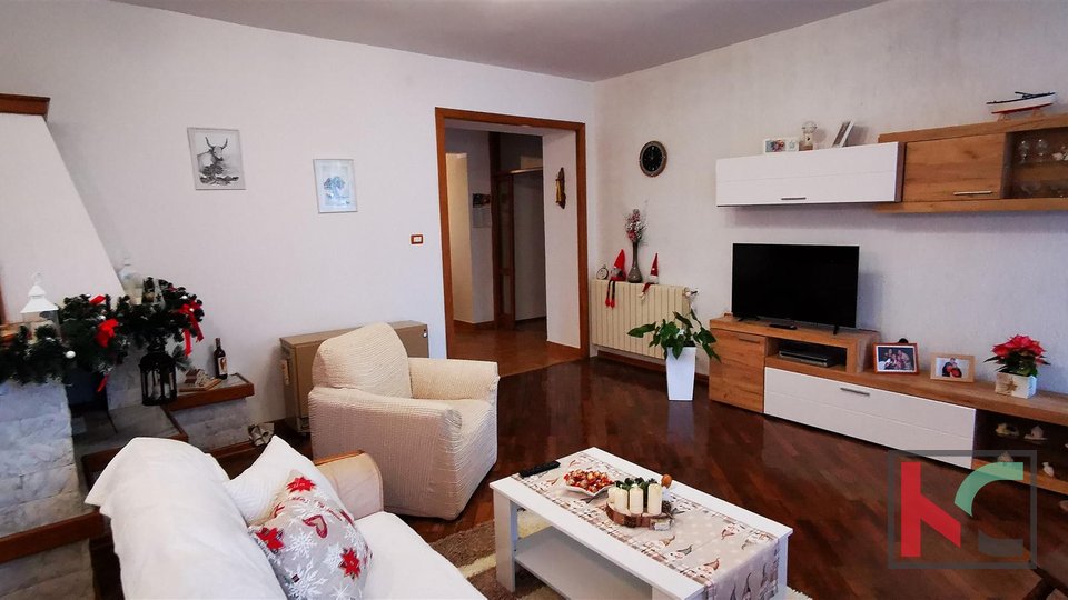 Pula, Center, attractive four bedroom apartment 171.76 m2