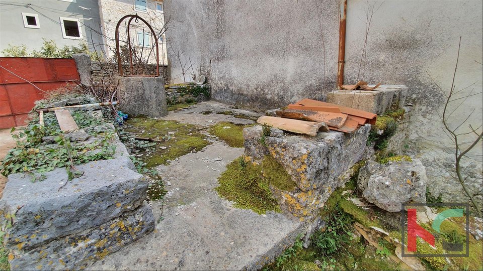Istra - Barban, 4 stare autohtone kuće na prostranoj okućnici