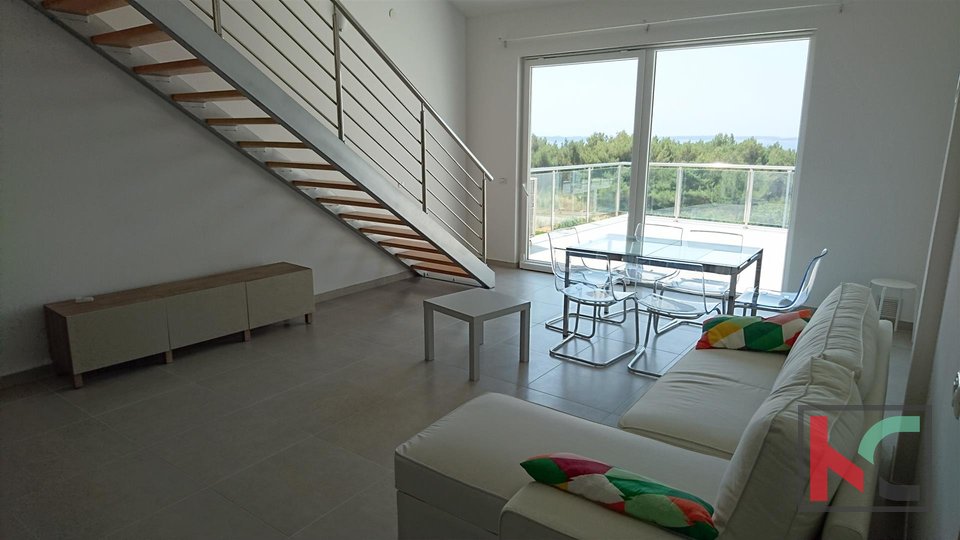 Istrien, Peroj attraktive Dachgeschosswohnung 114m2 mit Meerblick / furnished