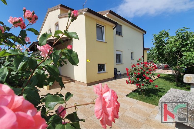 Istra,Marčana, Loborika prostrana samostojeća kuća sa tri stana okućnica 683m2
