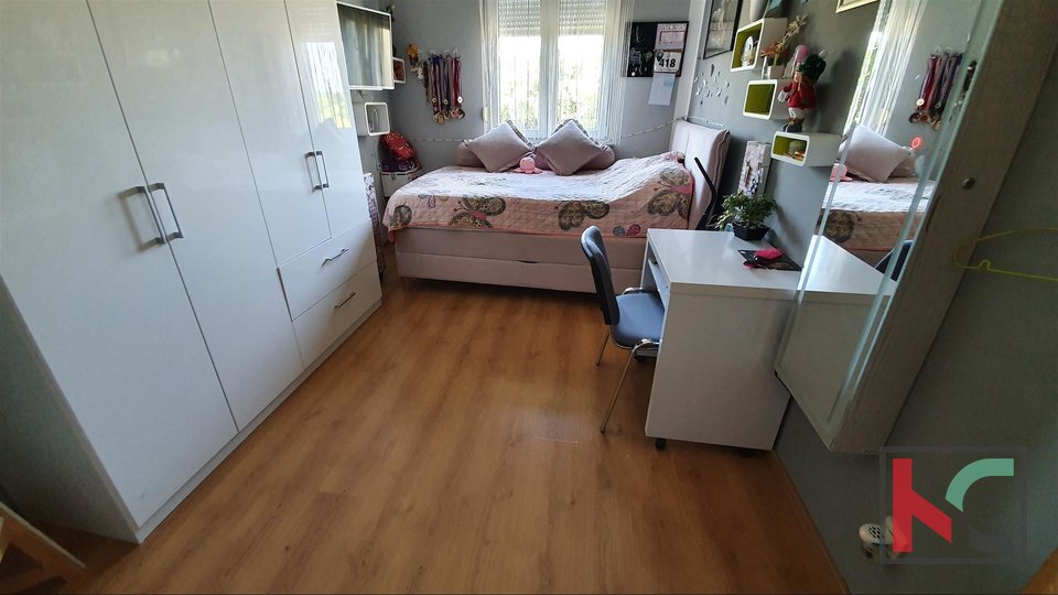 Istra, Marčana, Loborika prostorna samostojna hiša s tremi apartmaji vrt 683m2