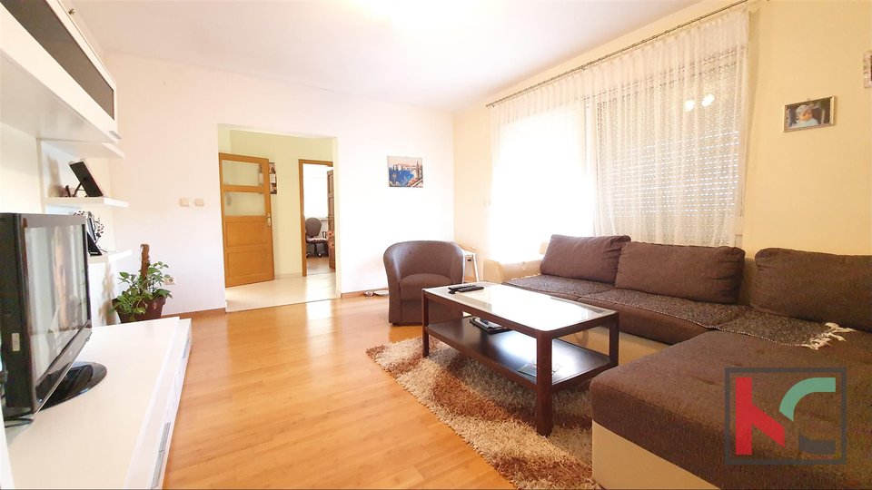 Istra, Marčana, Loborika prostorna samostojna hiša s tremi apartmaji vrt 683m2