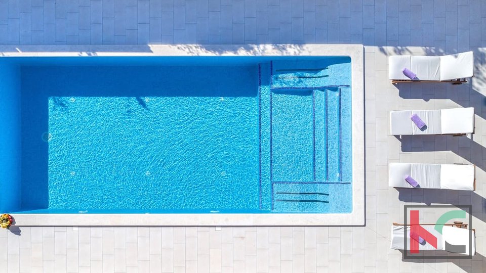 Istra, Marčana, luksuzno uređena starina 141m2 sa bazenom i maslinikom