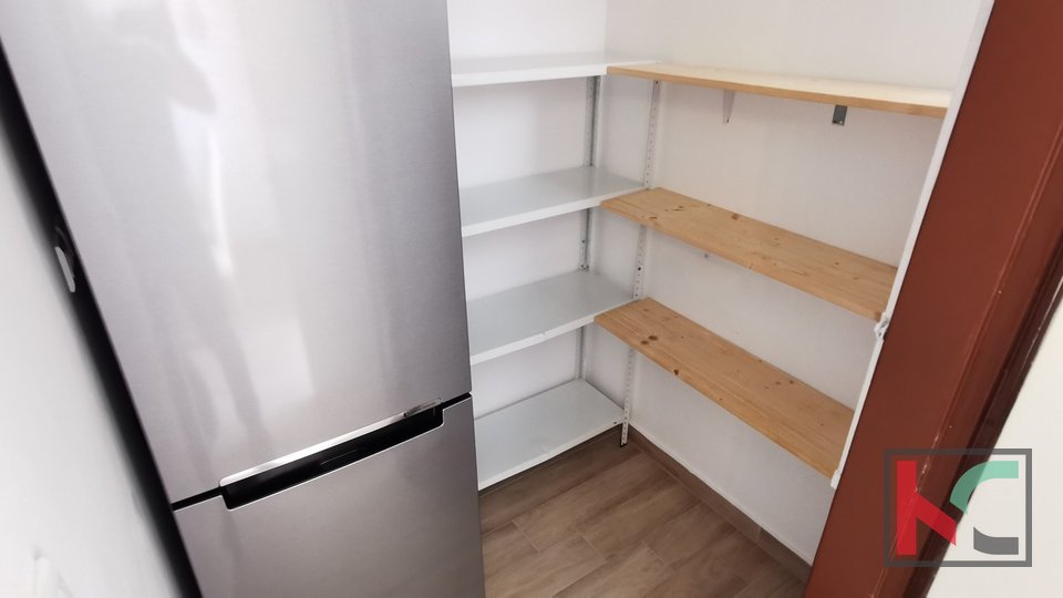 Pula, Veruda, Popolnoma prenovljeno dvosobno stanovanje 53,86 m2