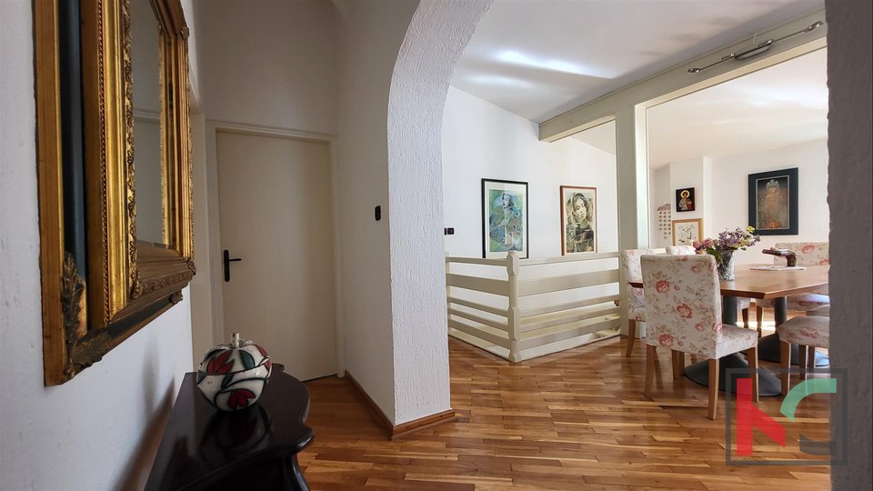Pula, minimalistisches Haus in ruhiger Lage im Stadtzentrum