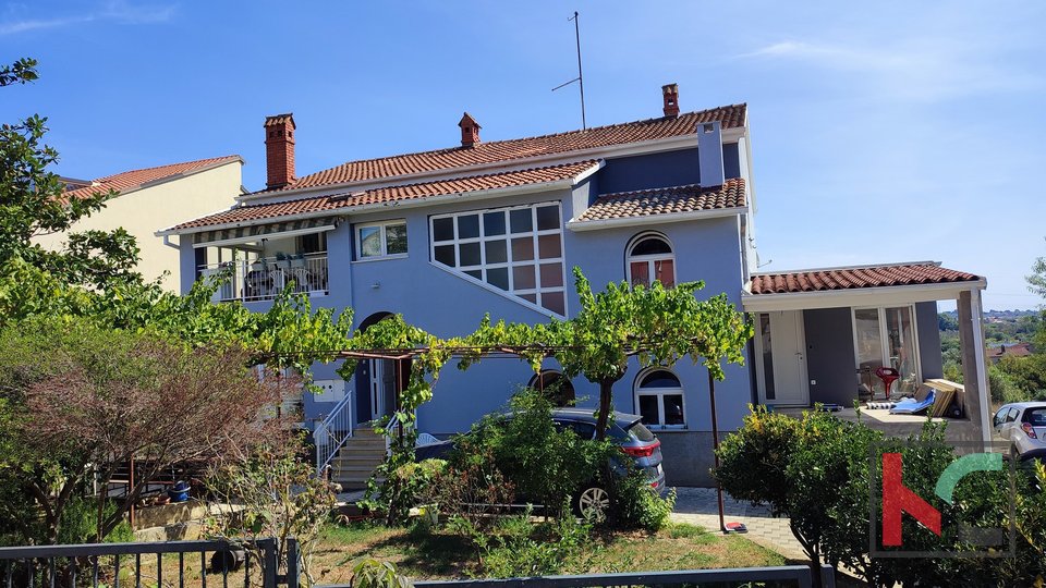 Istria, Pula, family house 419.26 m2 with three apartments and a landscaped garden
