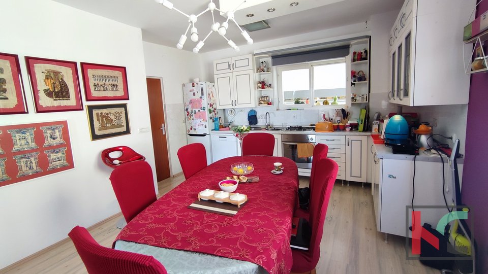 Istria, Pola, casa familiare 419,26 m2 con tre appartamenti e un giardino paesaggistico