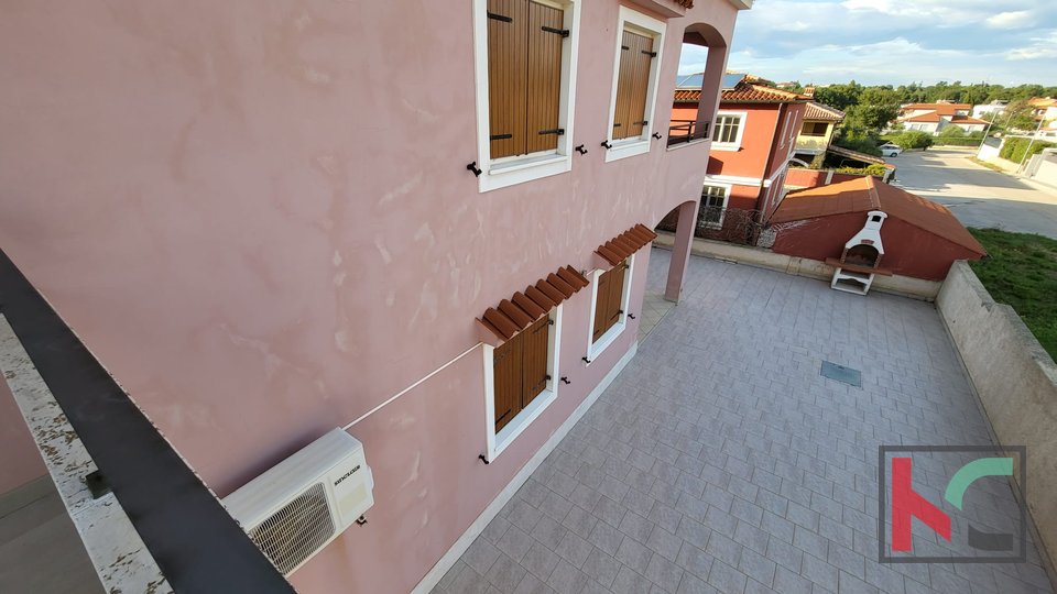 Istria, Premantura - Volme, appartamento con quattro camere da letto 115,45 m2 con piscina