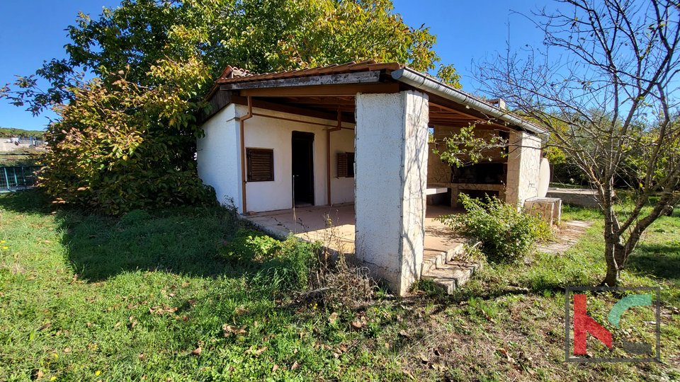 Pula, Busoler, land 4022m2 with a house and 180 olive trees