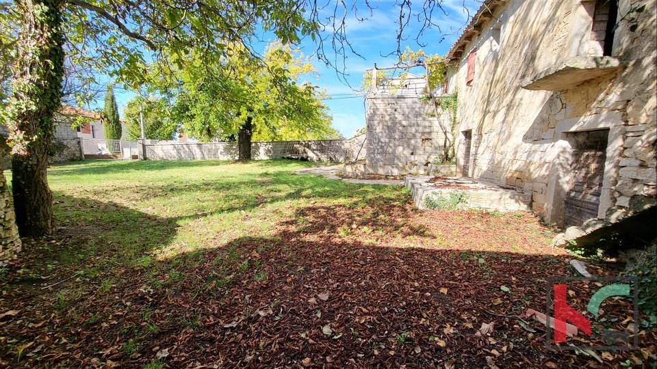 Istra, rijetka samostojeća Istarska kamena starina na 687m2 okućnice, nedaleko Rovinja