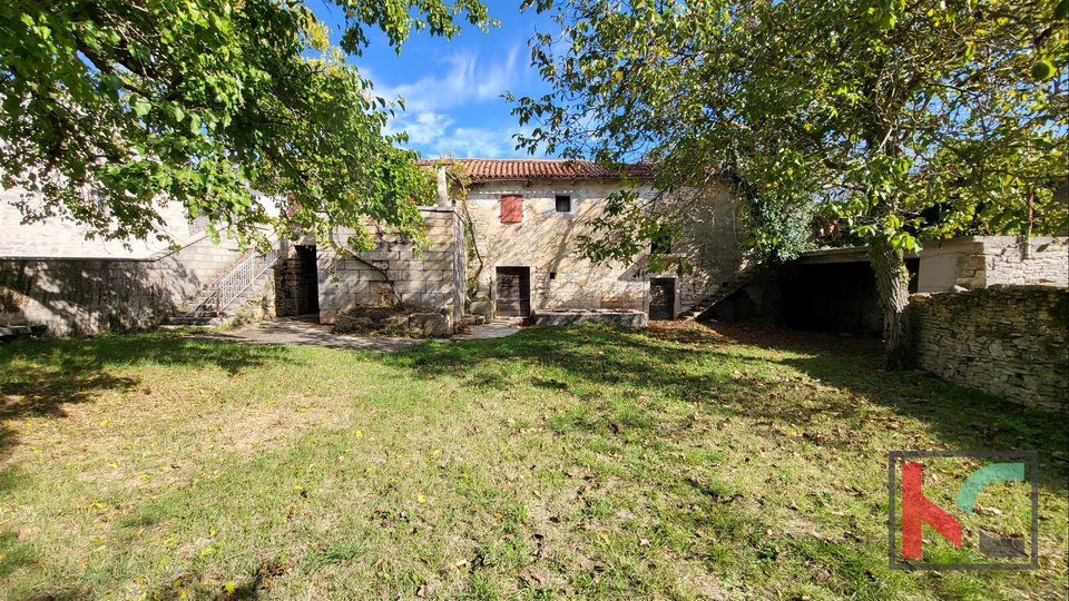 Istria, una rara vecchia casa indipendente in pietra d'Istria su un giardino di 687 m2, vicino a Rovigno