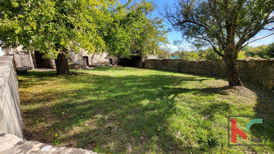 Istrien, ein seltenes freistehendes istrisches altes Steinhaus auf 687m2 Garten, in der Nähe von Rovinj