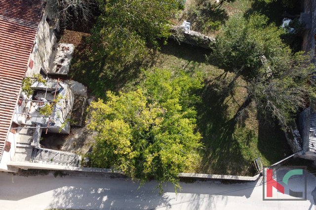 Istra, redka samostojna istrska kamnita stara hiša na vrtu 687 m2, v bližini Rovinja