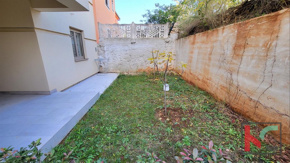 Istria - Pula, furnished apartment in a new building with a garden, next to the beach