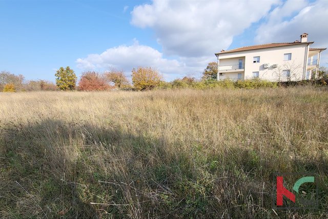 Istra - Svetvinčenat, građevinsko zemljište 1974m2 na rubu naselja II odlična lokacija