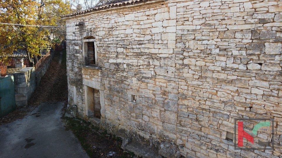 Žminj, casa in pietra di 160m2 per la ricostruzione