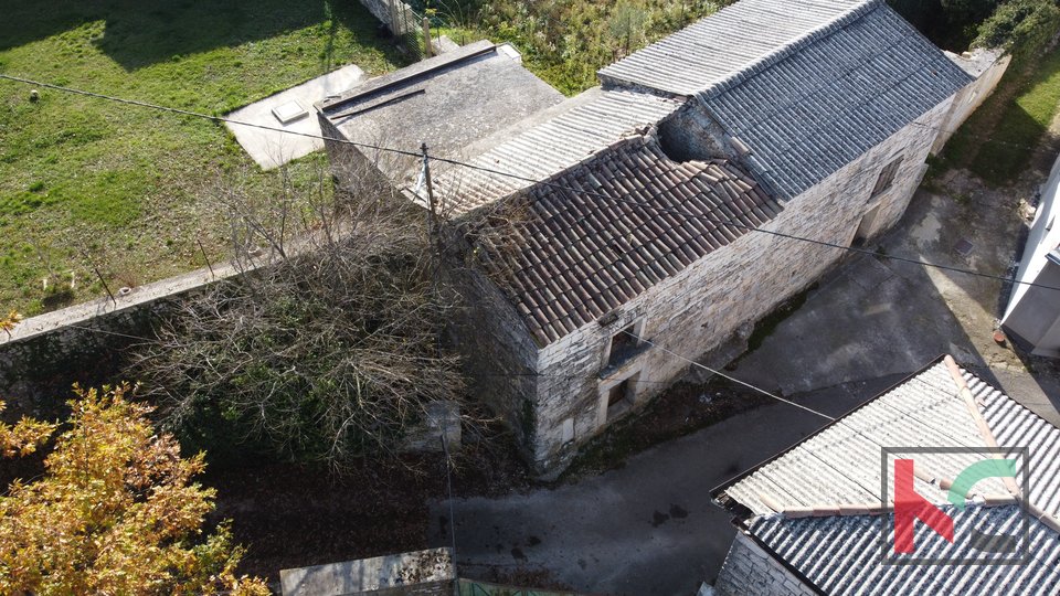 Žminj, casa in pietra di 160m2 per la ricostruzione