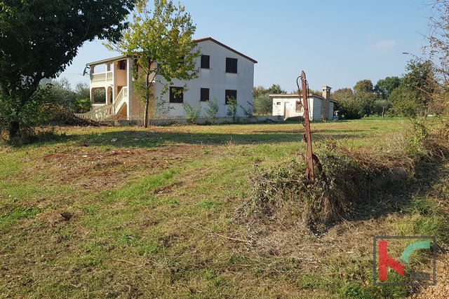 Building land 2818m2, 6.km from the city of Pula / possible parcelling 1200m2