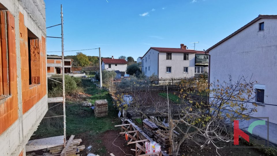Pula, Veli Vrh, Dreizimmerwohnung in einem Neubau mit Garten