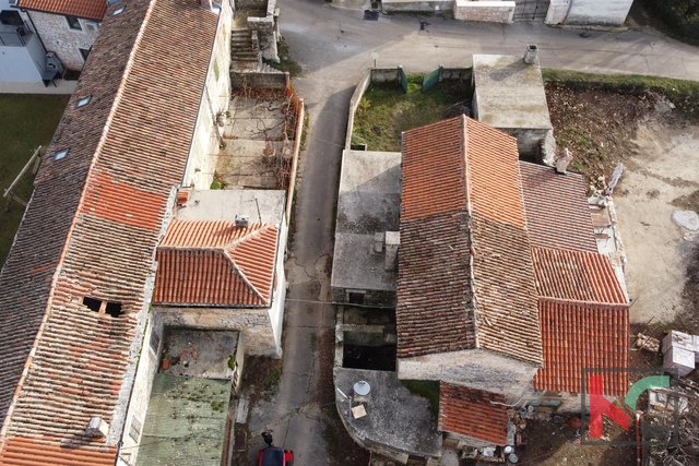 Istria - Svetvincenat, vecchia casa in una posizione tranquilla con fienile aggiuntivo