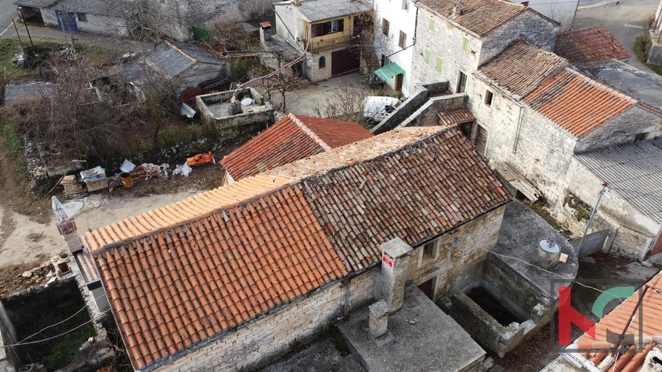 Istra - Svetvinčenat, stara hiša na mirni lokaciji z dodatnim skednjem