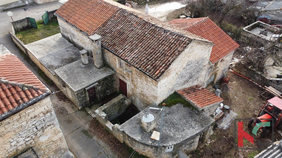 Istra - Svetvinčenat, stara kuća na mirnoj lokaciji sa dodatnom štalom