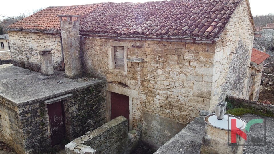 Istria - Svetvincenat, vecchia casa in una posizione tranquilla con fienile aggiuntivo