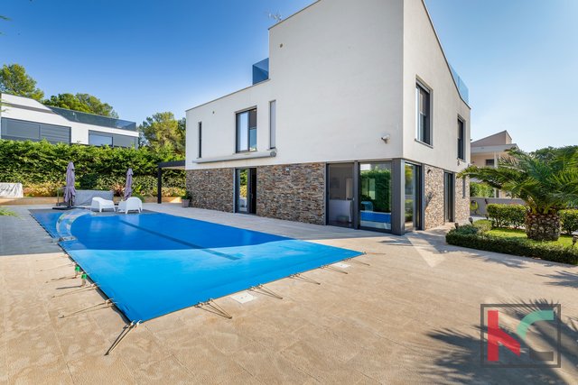 Istria, Fazana, luxury villa with pool and landscaped garden 642 m2, 100 m from the sea, elevator