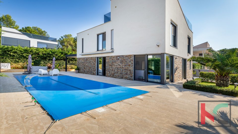 Istra, Fažana, luksuzna vila sa bazenom i uređenom okućnicom 642 m2, 100 m od mora, lift