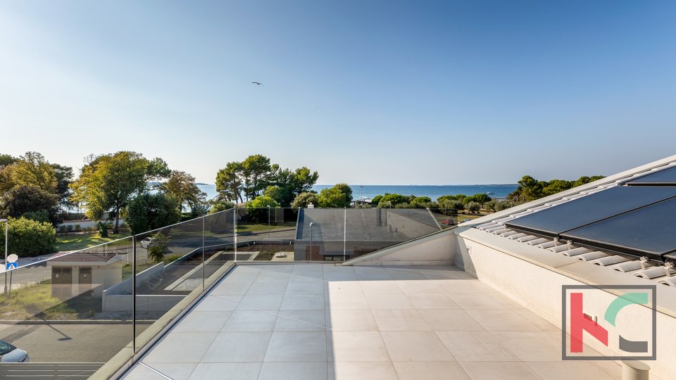 Istra, Fažana, luksuzna vila sa bazenom i uređenom okućnicom 642 m2, 100 m od mora, lift