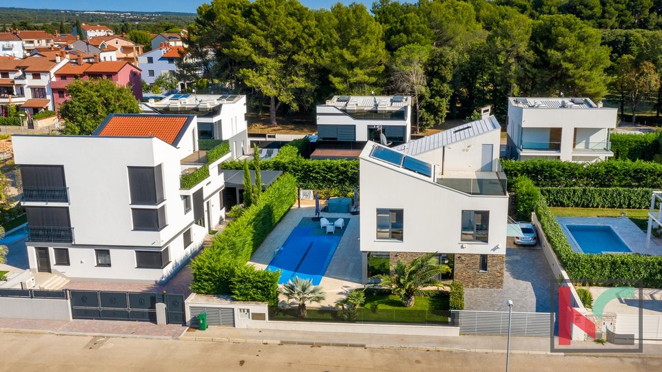 Istra, Fažana, luksuzna vila z bazenom in urejenim vrtom 642 m2, 100 m od morja, dvigalo
