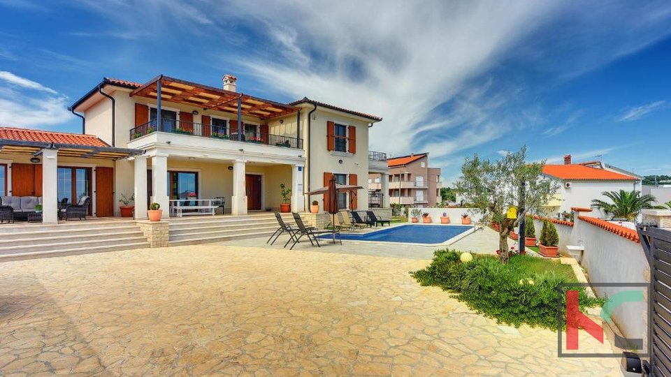 Istra, Medulin, luksuzna vila z bazenom in urejenim vrtom 1100m2, 300m od morja