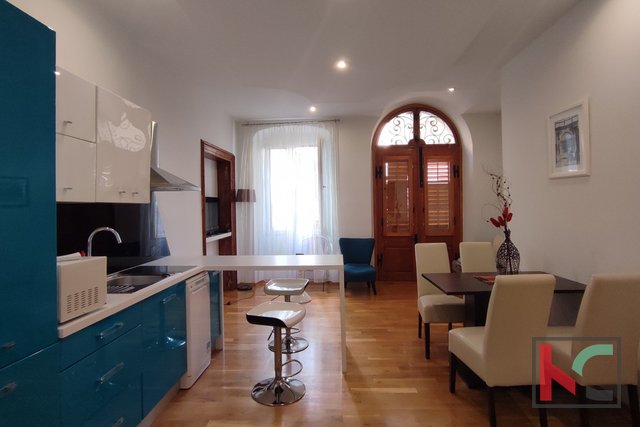 Istria, Pula, center, apartment 121.99 m2 with 1 apartment and 3 bedrooms, opportunity for tourist rental !!!