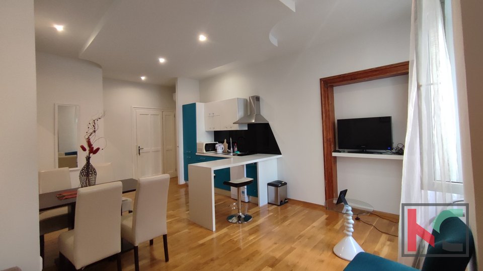 Истрия, Пула, центр, квартира 121,99 м2 с 1 квартирой и 3 спальнями, возможность туристической аренды !!!