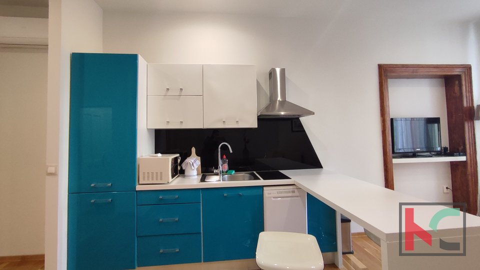 Истрия, Пула, центр, квартира 121,99 м2 с 1 квартирой и 3 спальнями, возможность туристической аренды !!!