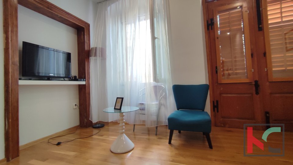 Istra, Pula, centar, stan 121,99m2 sa 1 apartmanom i 3 spavaće sobe, prilika za turistički najam!!!