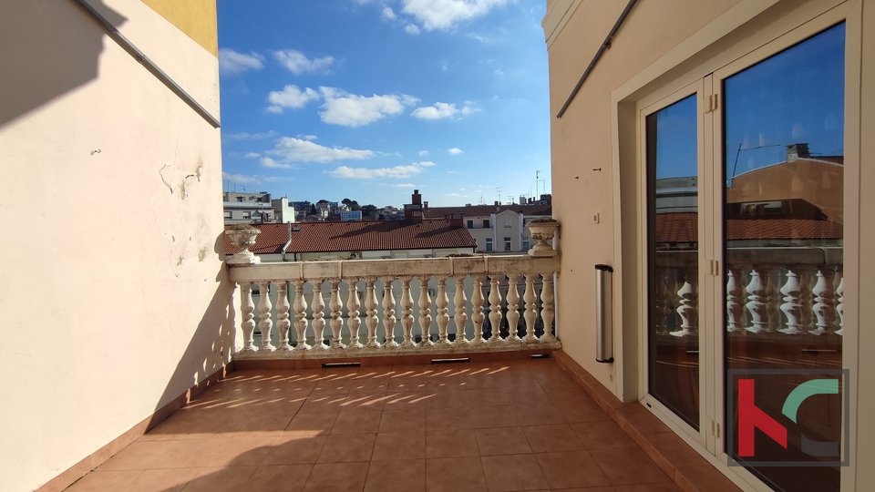 Istria, Pola, centro, appartamento 180,79 m2 con due unità abitative, a circa 50 m dal Golden Gate
